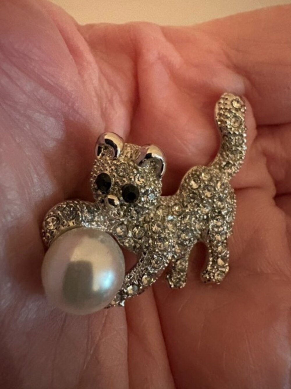 Modern Silver-Tone Playful Cat & Faux Pearl Brooch Pin